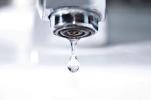 drop of water from the tap Wassertropfen aus Wasserhahn